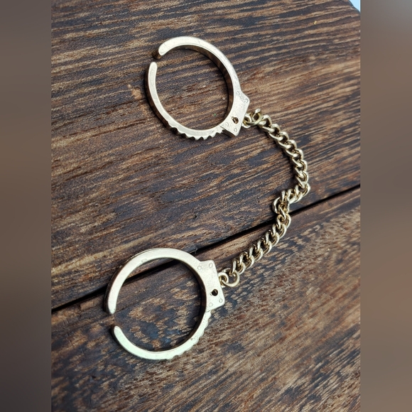Hand‎ cuff novelty necklace pendant mini